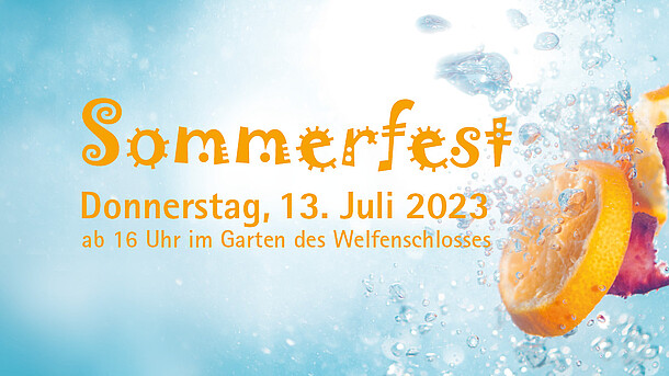 Verschiedene Früchte in sprudelndem Wasser, darüber der Text: Sommerfest am Donnerstag, 13. Juli 2023 ab 16 Uhr im Garten des Welfenschlosses