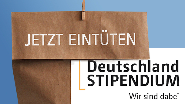 Auf einer mit Wäscheklammer geschlossenen Papiertüte steht „jetzt eintüten“, daneben das Logo vom Deutschland Stipendium.