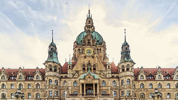 Das neue Rathaus von Hannover vor einem sonnigen und leicht bewölkten Himmel. 