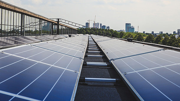 Solarpanele auf dem Dach eines Gebäudes.