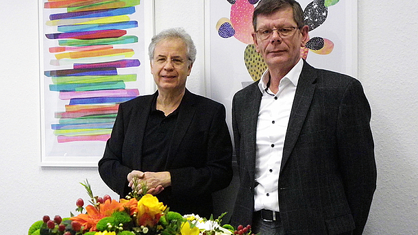 Die neue Ombudsperson der Leibniz Universität Hannover wird mit einem Blumenstrauß begrüßt.